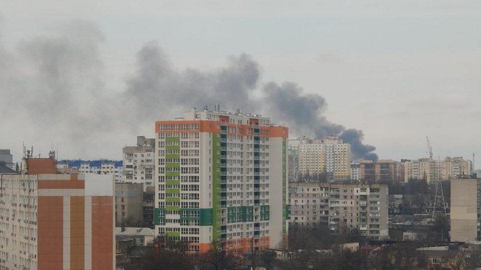 Maksym tog ett foto från sitt fönster på röken som stiger över Odessa efter en explosion.