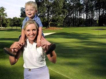 Carin Koch är både världsstjärna i golf och mamma till Oliver, 3. Till skillnad mot Annika Sörenstam anser hon att rollerna går att förena - ja, hon anser sig till och med blivit en bättre spelare sedan hon blev mamma.