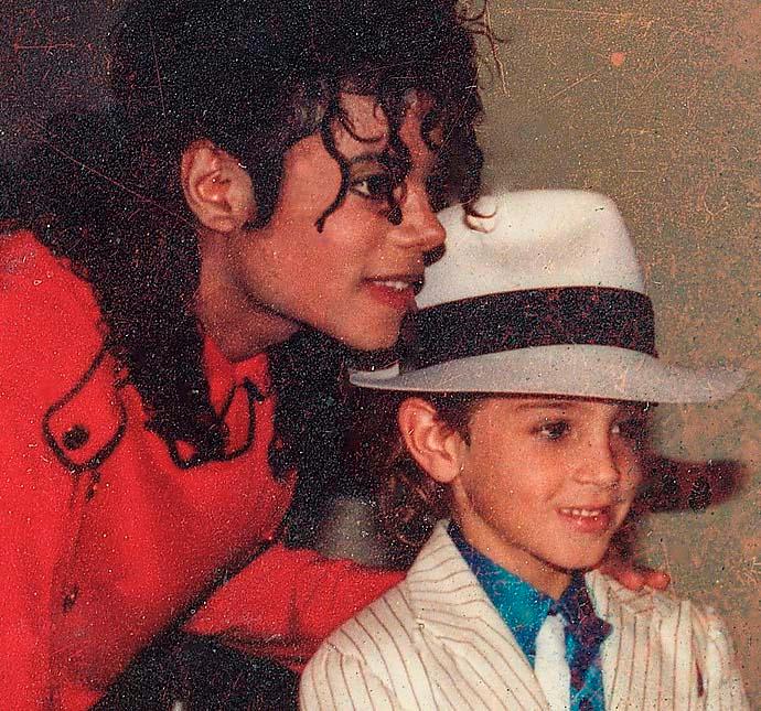 I ”Leaving Neverland” anklagar Wade Robson, t v, Michael Jackson för omfattande sexuella övergrepp. Jackson nekade så länge han levde till alla anklagelser.