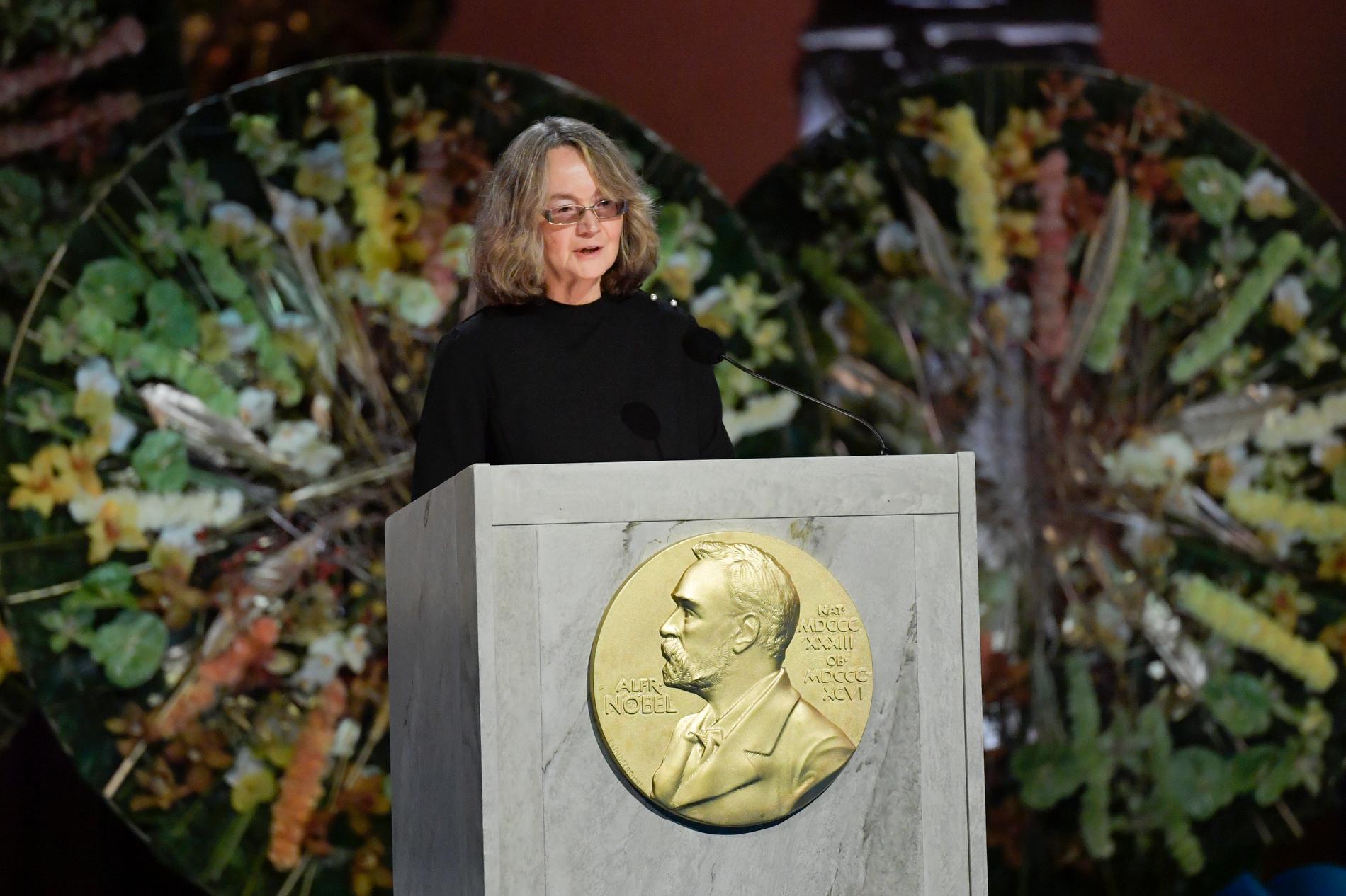 Författaren Ellen Mattson presenterar 2021 års Nobelpris i Litteratur till författare Abdulrazak Gurnah.