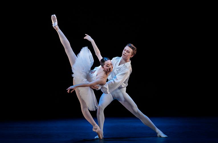Haruka Sassa och Calum Lowden i ”Suite en blanc” på Kungliga Operan.