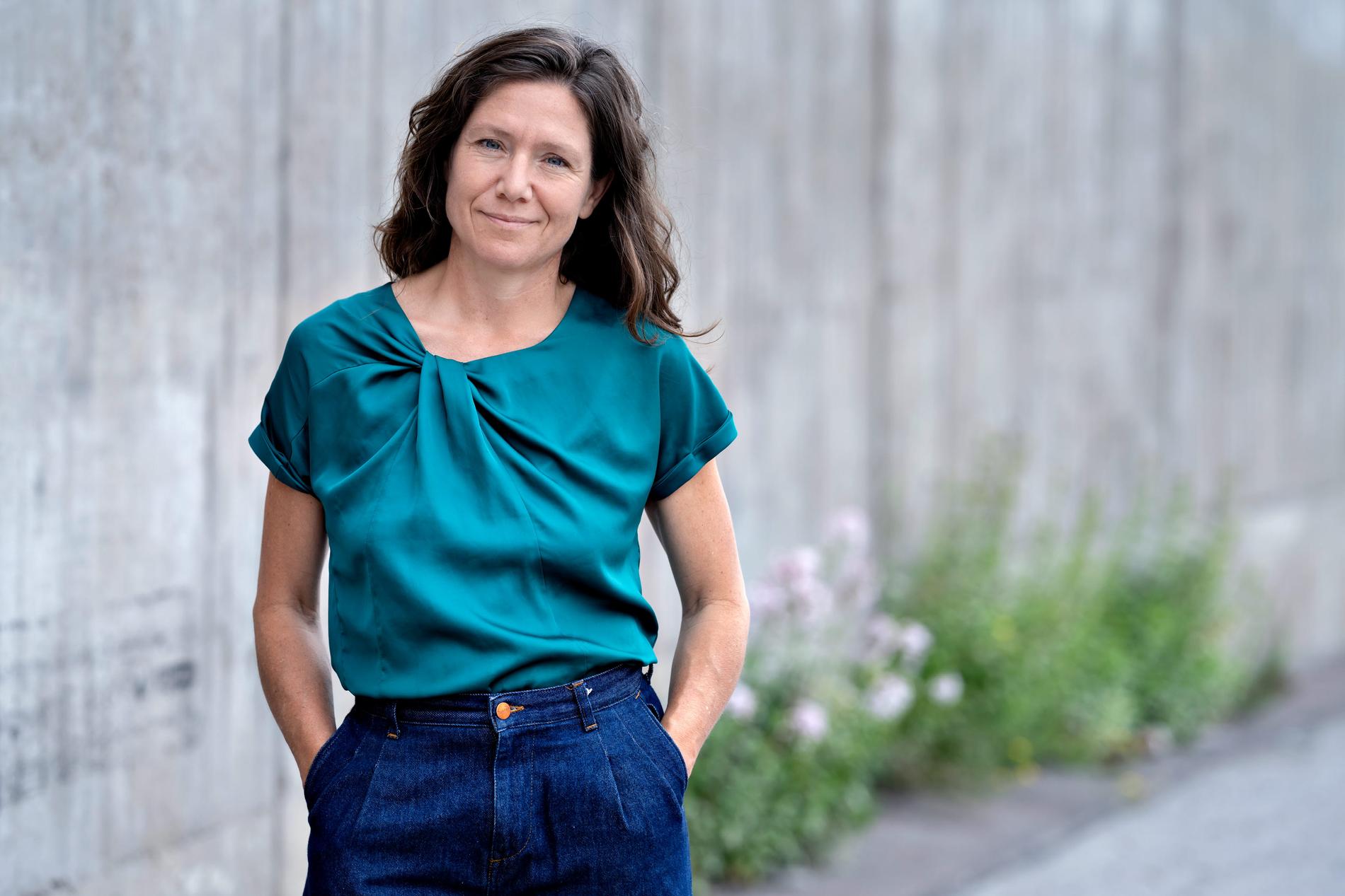 Journalisten Emma Leijnse har länge skrivit om den ojämlika skolan. Nu är hon aktuell med en bok där hon följt två olika mellanstadieklasser i Skåne under tre år.