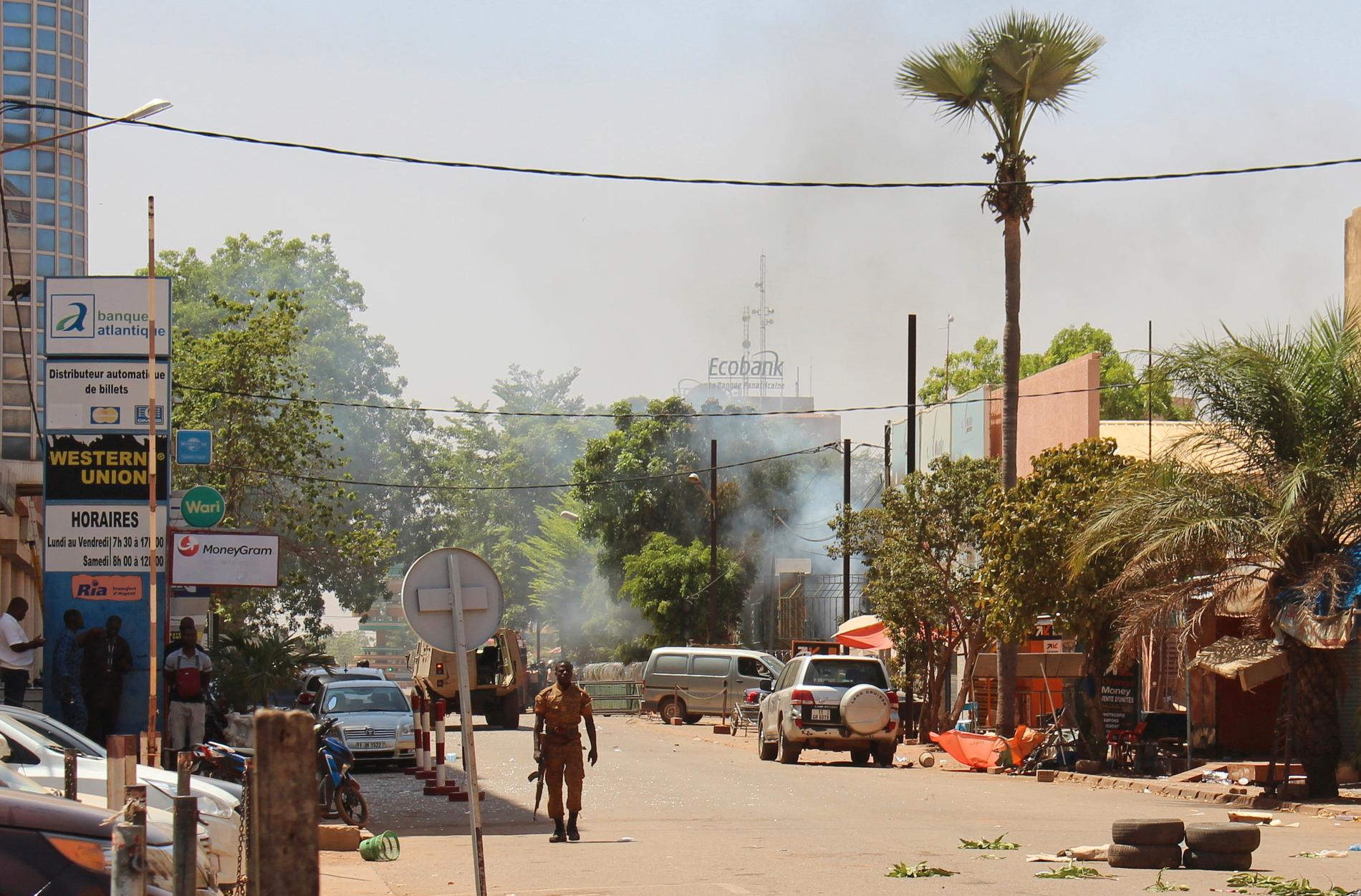 En soldat går längs en gata efter en attack i Burkina Fasos huvudstad Ouagadougou i fjol. Arkivbild.