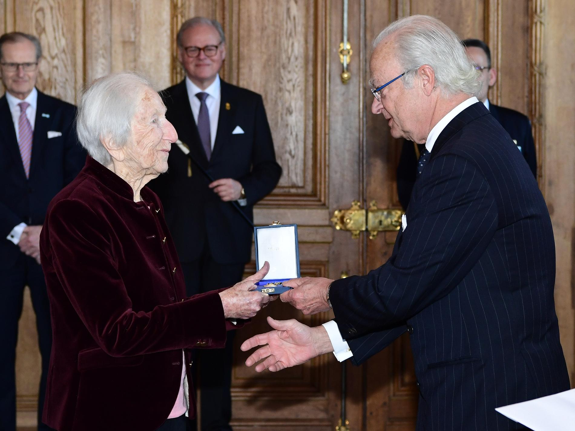 Hédi Fried tar emot Serafimermedaljen av kung Carl XVI Gustaf 2019.