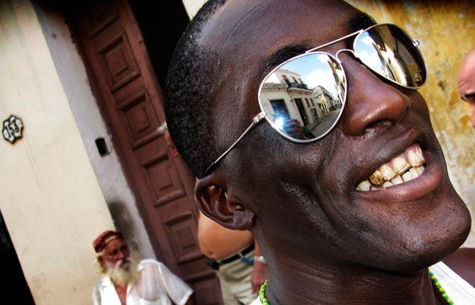 ”Jag fick följa med Tata, i solglasögon, och Ernesto deras sista dag av tre i ceremonier som leder till att de får sitt beskyddande mano de orula. Det är en del i religionen Santería, som har sitt ursprung på Kuba.”