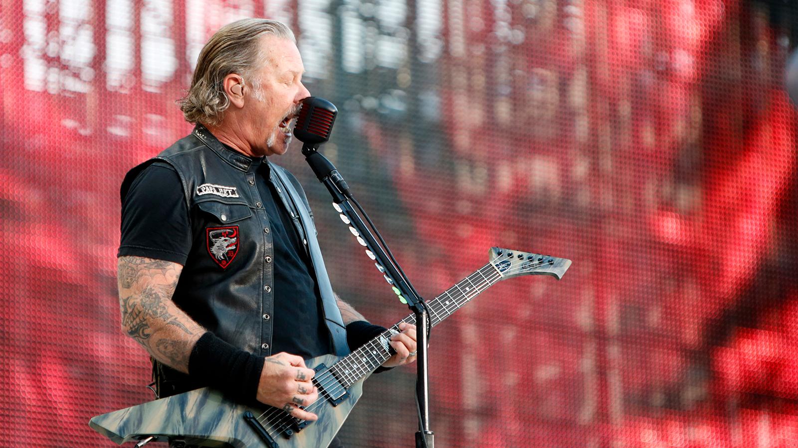 Metallicas James Hetfield under tisdagskvällens spelning på Ullevi.
