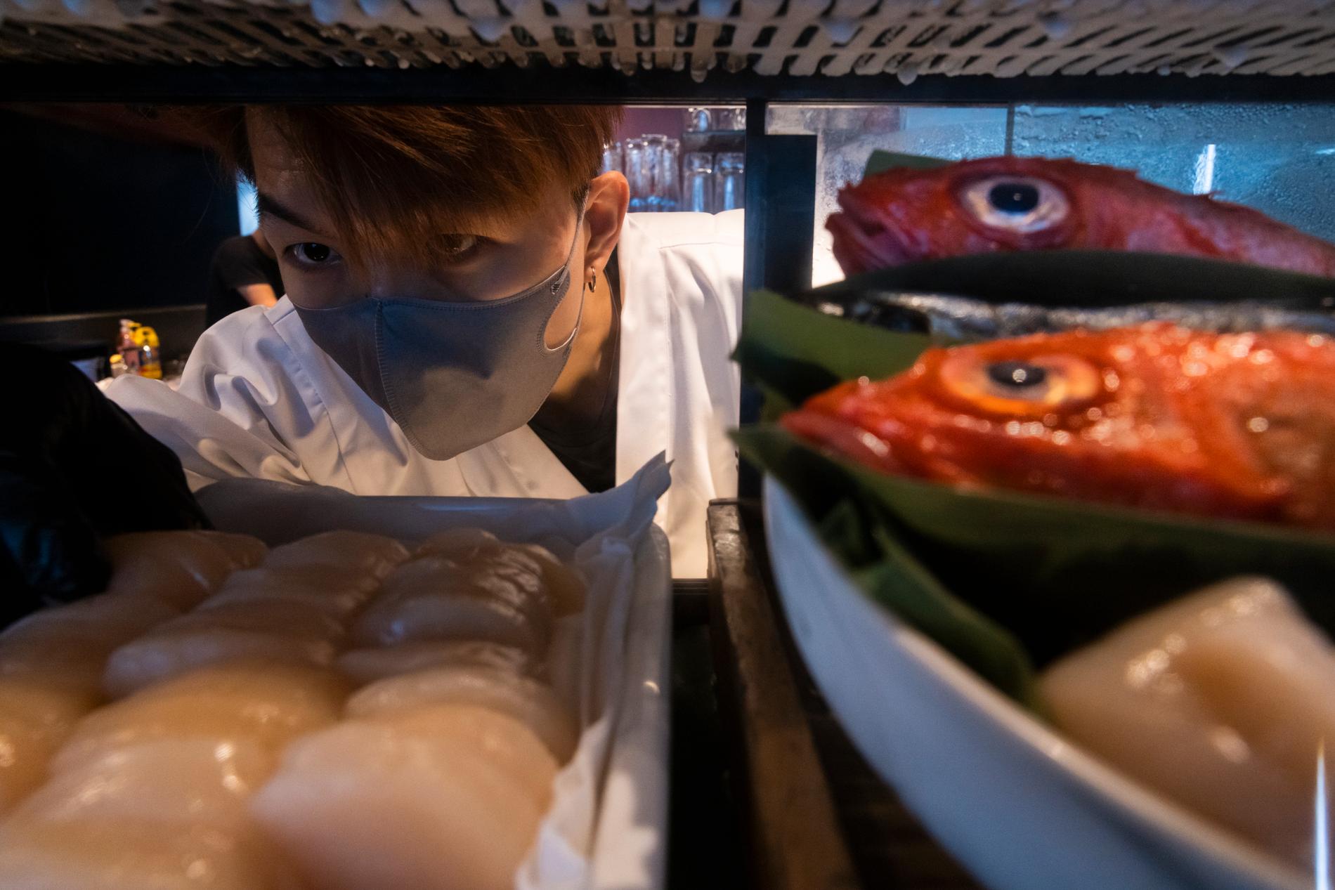 Kockarna på japanska restauranger i Hongkong förbereder sig på hur de få tag på annan fisk om regionen inför en bojkott av vissa japanska varor efter Fukushimas tömning i havet.