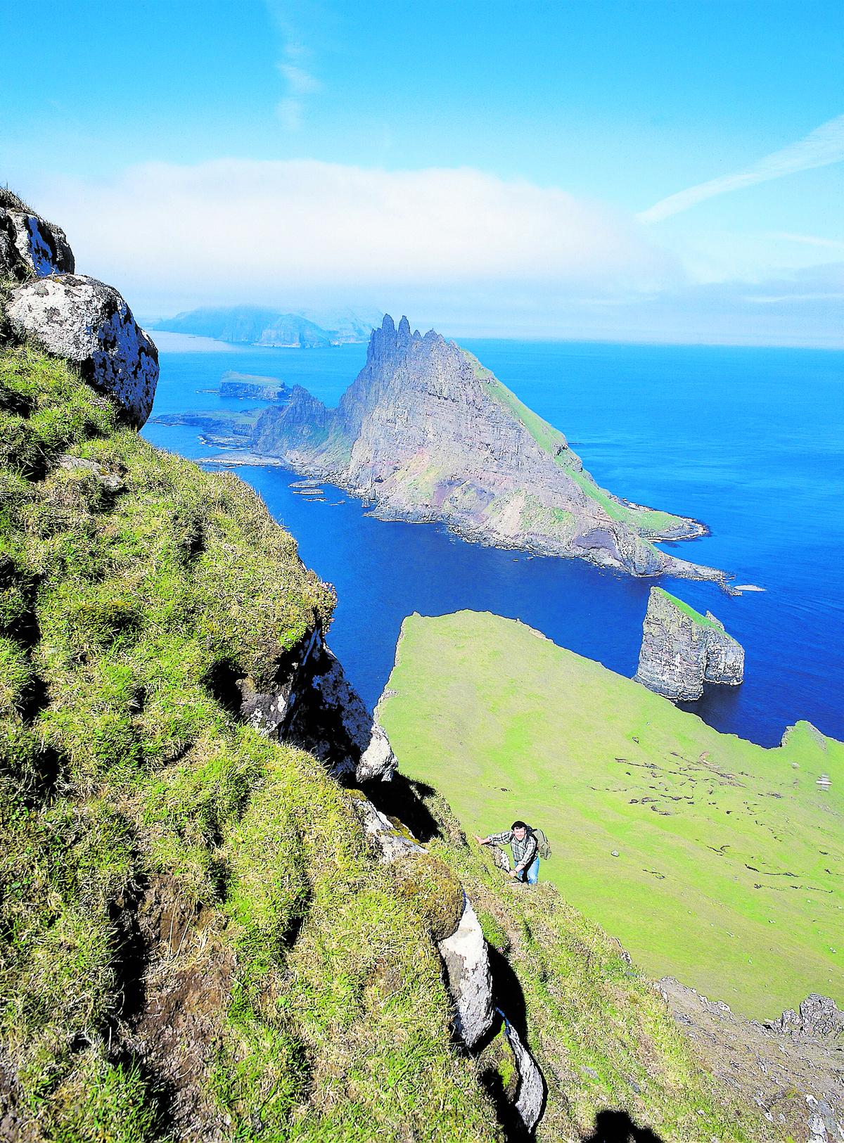 Hisnande Turisterna kommer framför allt till Färöarna för att njuta av den dramatiska naturen.