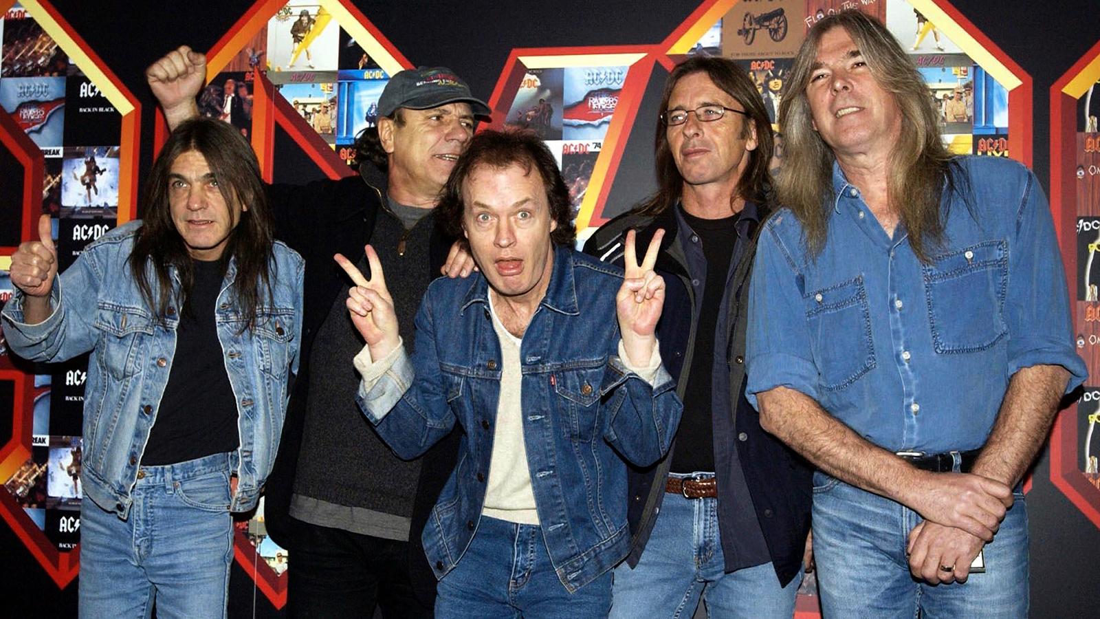 AC/DC 2003, från vänster Malcolm Young, Brian Johnson, Angus Young, Phil Rudd och Cliff Williams.