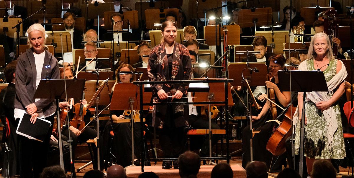 Konsertant uppförande av ”Höstsonaten” i Berwaldhallen. Anne Sofie von Otter som Charlotte, dirigenten Dalia Stasevska och Erika Sunnegårdh som Eva.