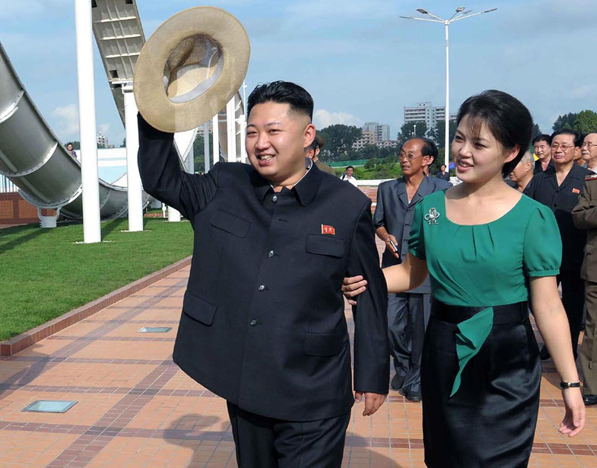 Kim och hans fru på en lekplats i Nordkoreas huvudstad Pyongyang 2012.