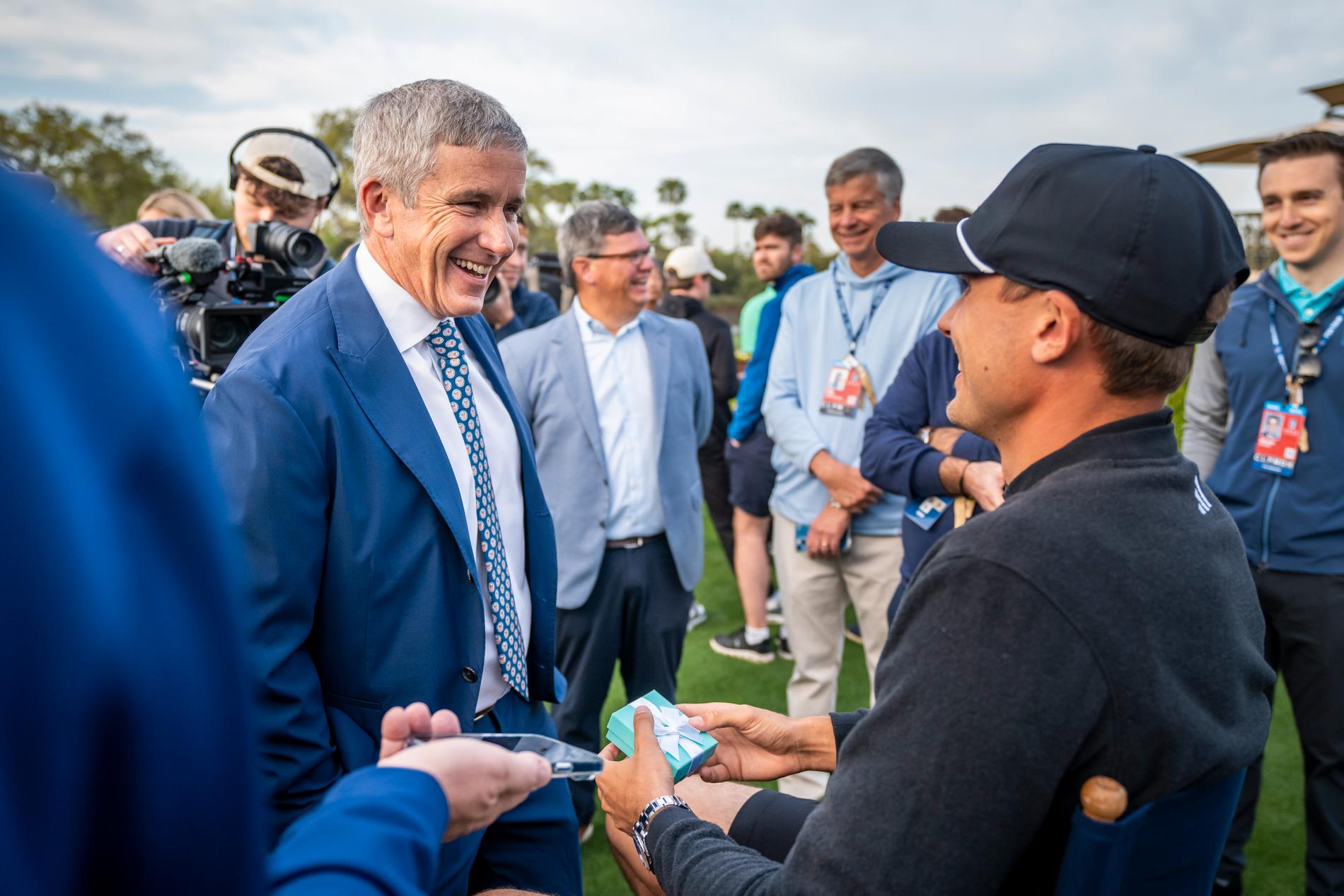 PGA-tourens storchef Jay Monahan ger Ludvig Åberg en present.