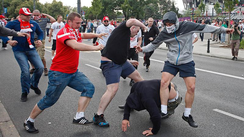 Em-kickar Ryska och polska fotbollshuliganer drabbar samman före EM-matchen i Warszava i veckan.
Foto: Reuters Scanpix