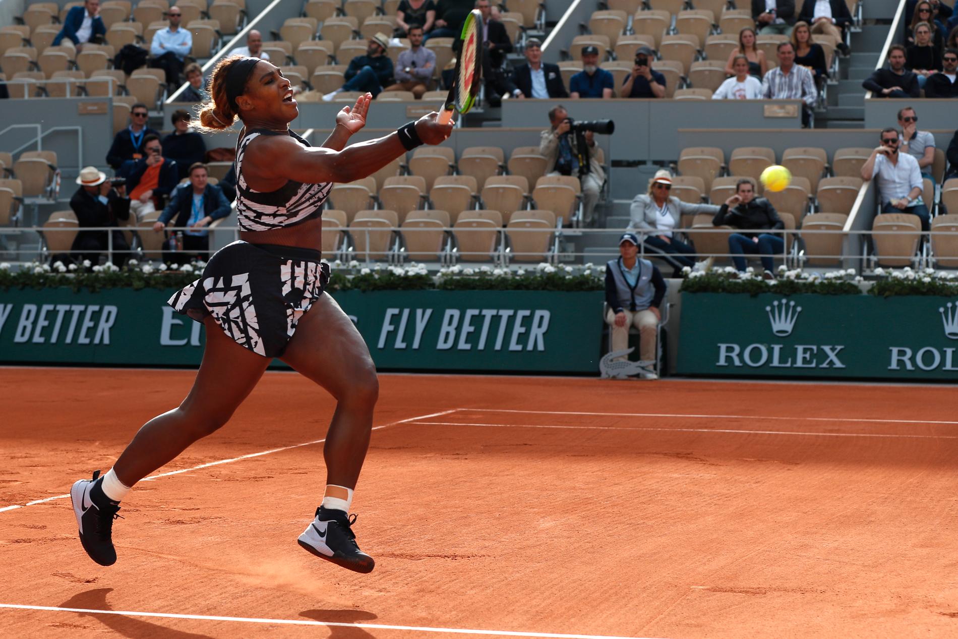 Serena Williams fick kämpa mot Vitalia Diatjenko i den inledande omgången i Paris.