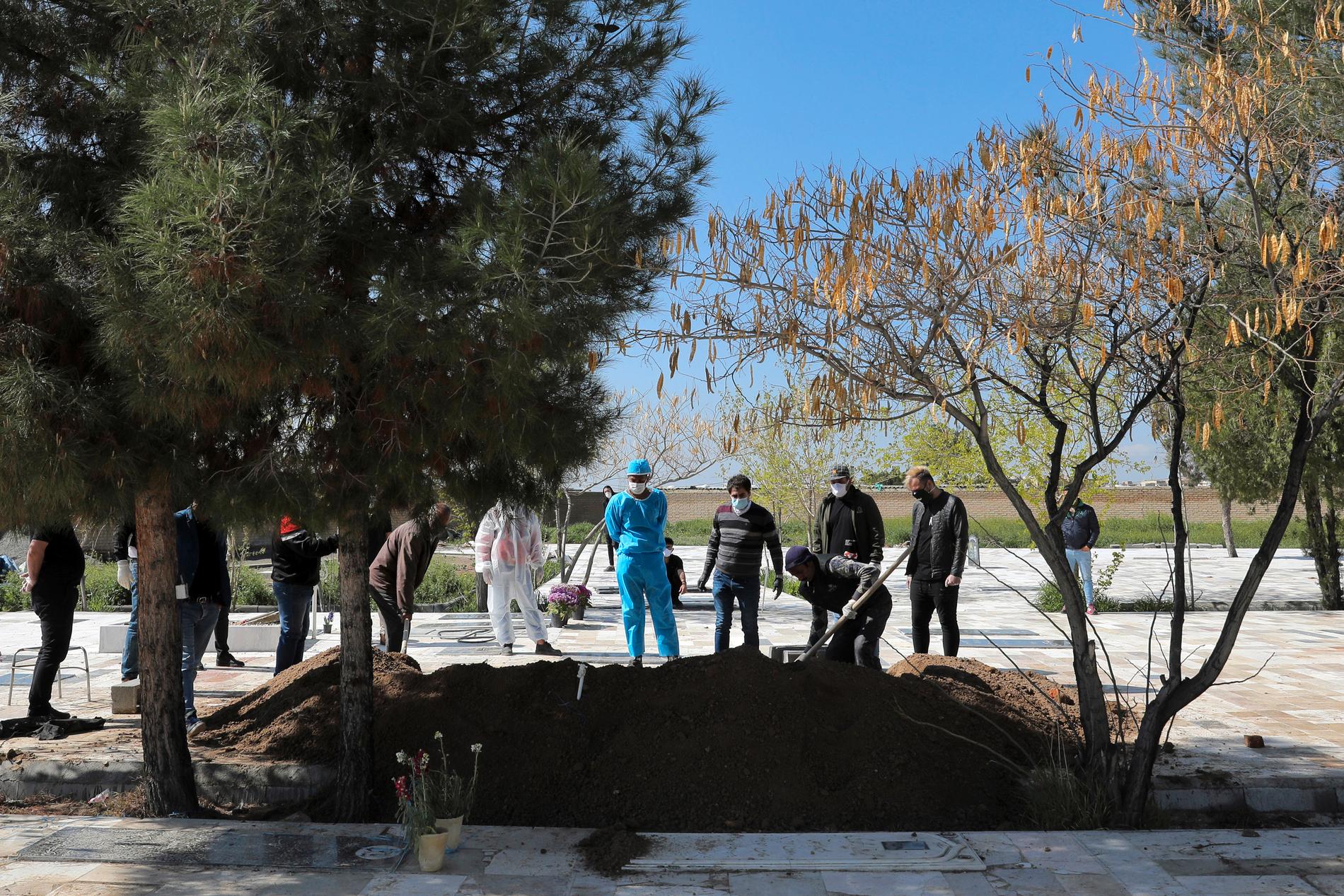Ett coronavirusoffer begravs utanför Teheran.
