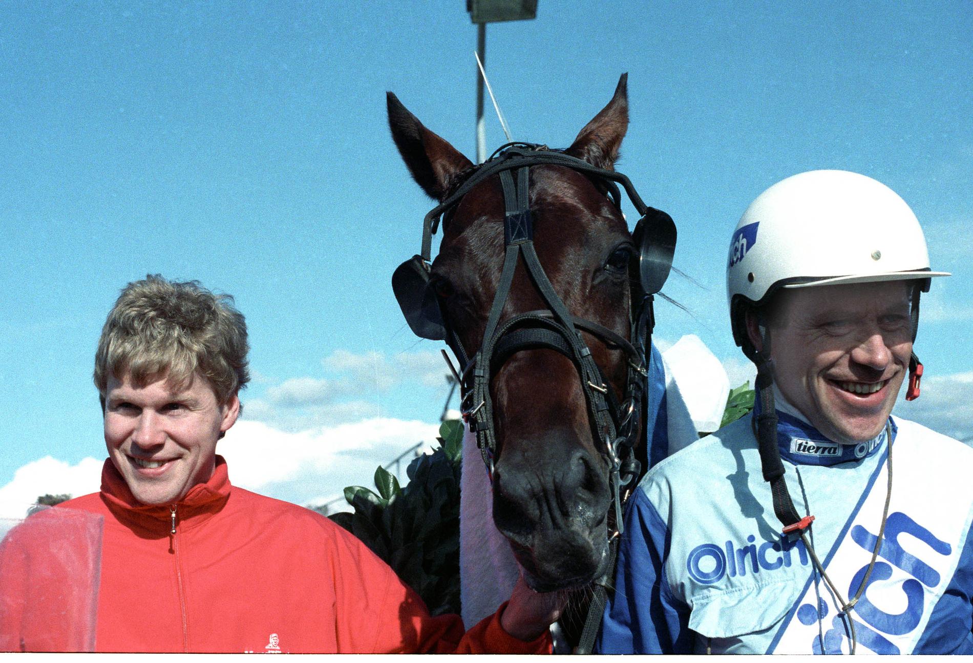 Skridskoåkaren Tomas Gustafson i vinnarcirkeln 1988 efter att Sugarcane Hanover och Gunnar Eggen vunnit Olympiatravet.
