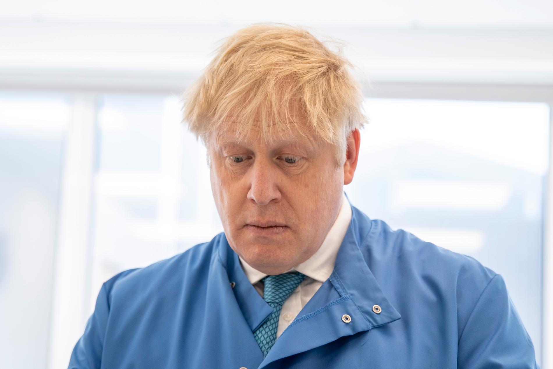 Den brittiske premiärministern Boris Johnson utreds av en parlamentisk kommissionär för en turistresa till den privatögda karibiska ön Mustique. Bilden är tagen vid ett besök på ett laboratorium i Bedford technology park i England. Arkivbild.