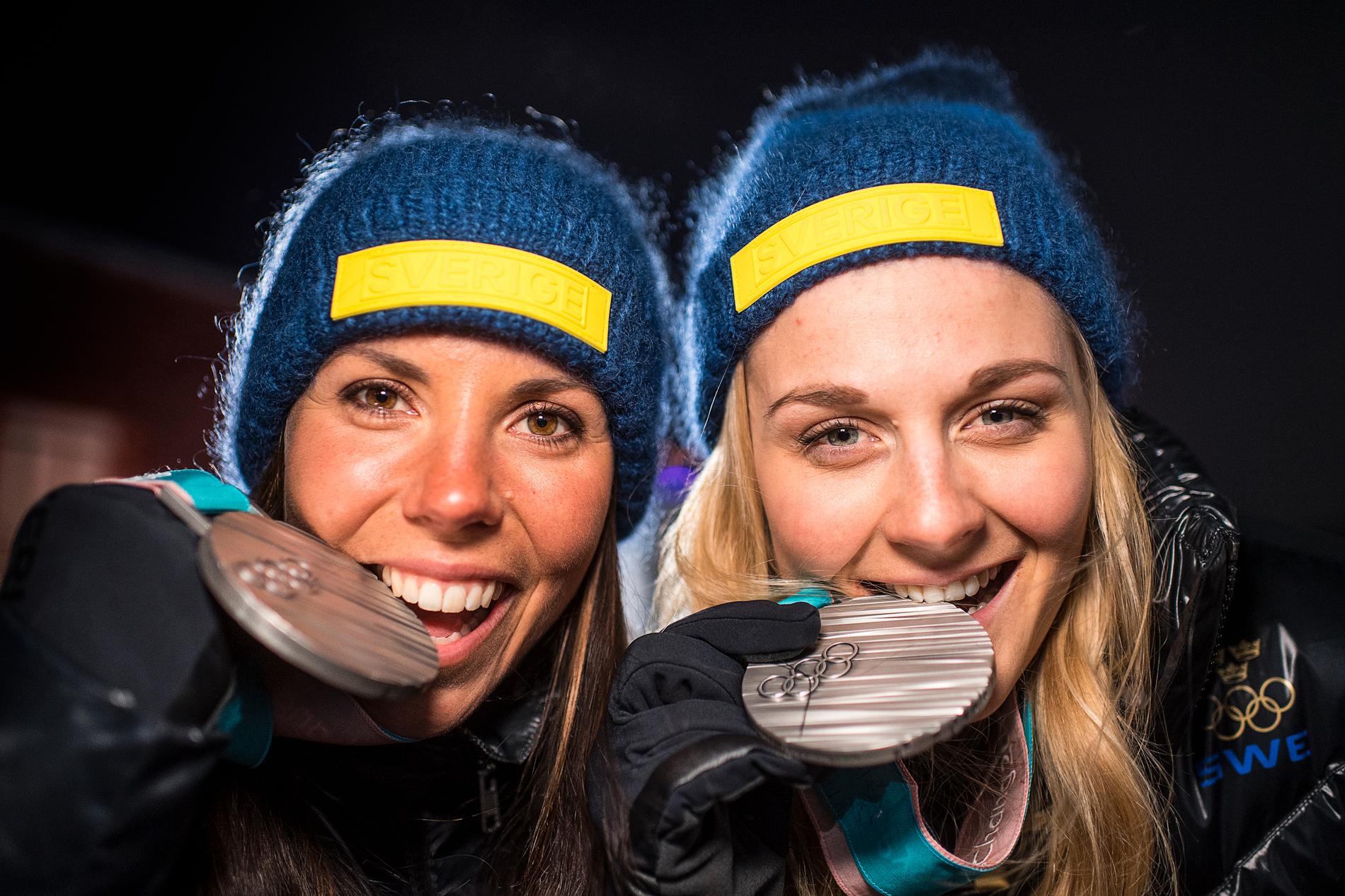 Charlotte Kalla och Stina Nilsson efter OS-silvret 2018.