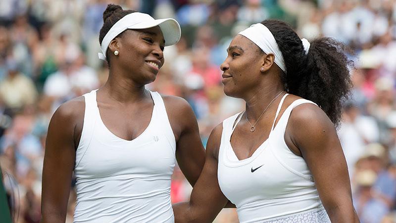 Venus Williams gratulerar systern Serena efter matchen.