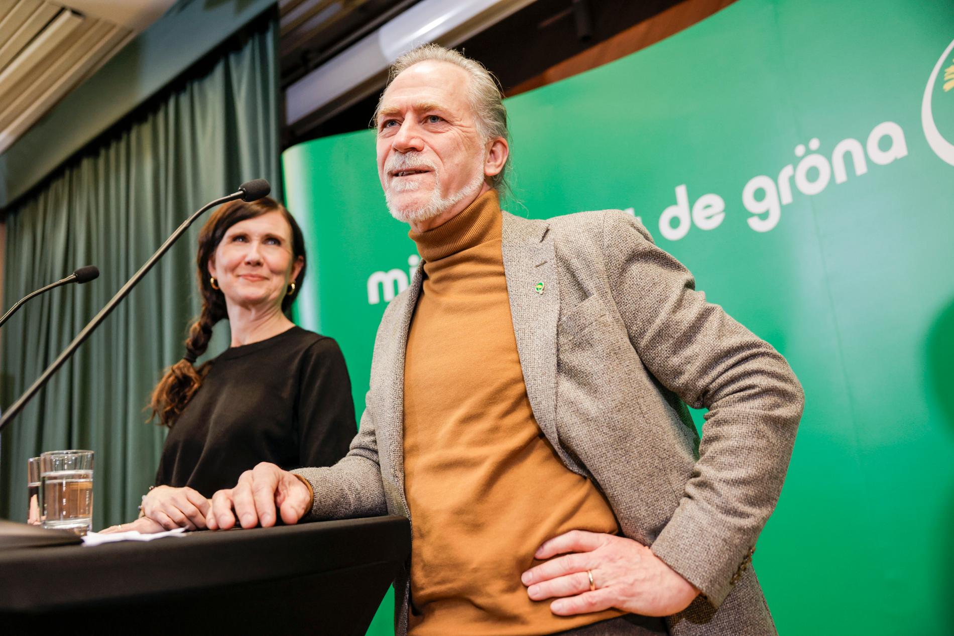 Miljöpartiets två språkrör, Märta Stenevi och Daniel Helldén, på en pressträff.