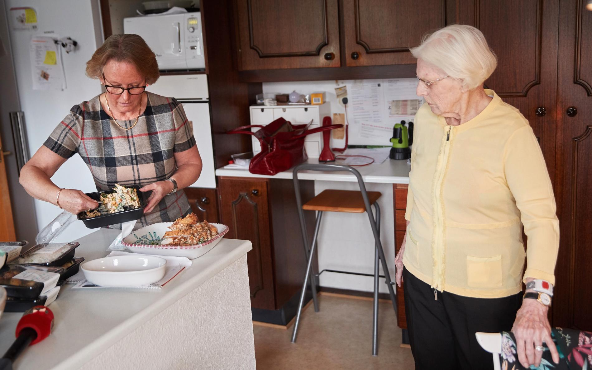 Elsa Rix, 93, var för tre år sedan nära att dö av undernäring och uttorkning. Då hade hon under ett års tid försökt livnära sig på djupfryst färdigmat. Nu kommer dottern Petra med lagad mat från ett hotell.