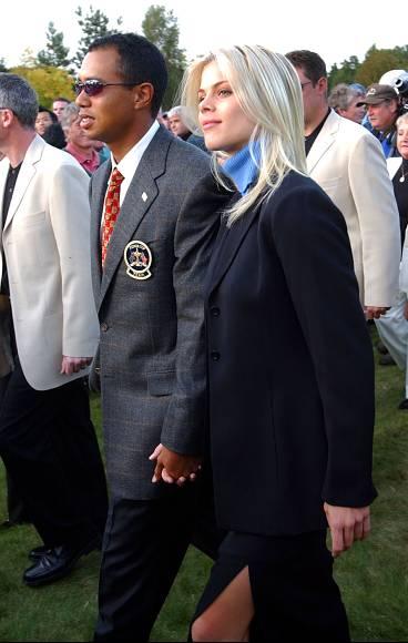 i blåsväder Tiger Woods, här med sin svenska flickvän Elin Nordegren, kritiseras hårt för att han inte vågar ta ställning i en fråga om kvinnor ska få bli medlemmar i Augusta National Golf Club.