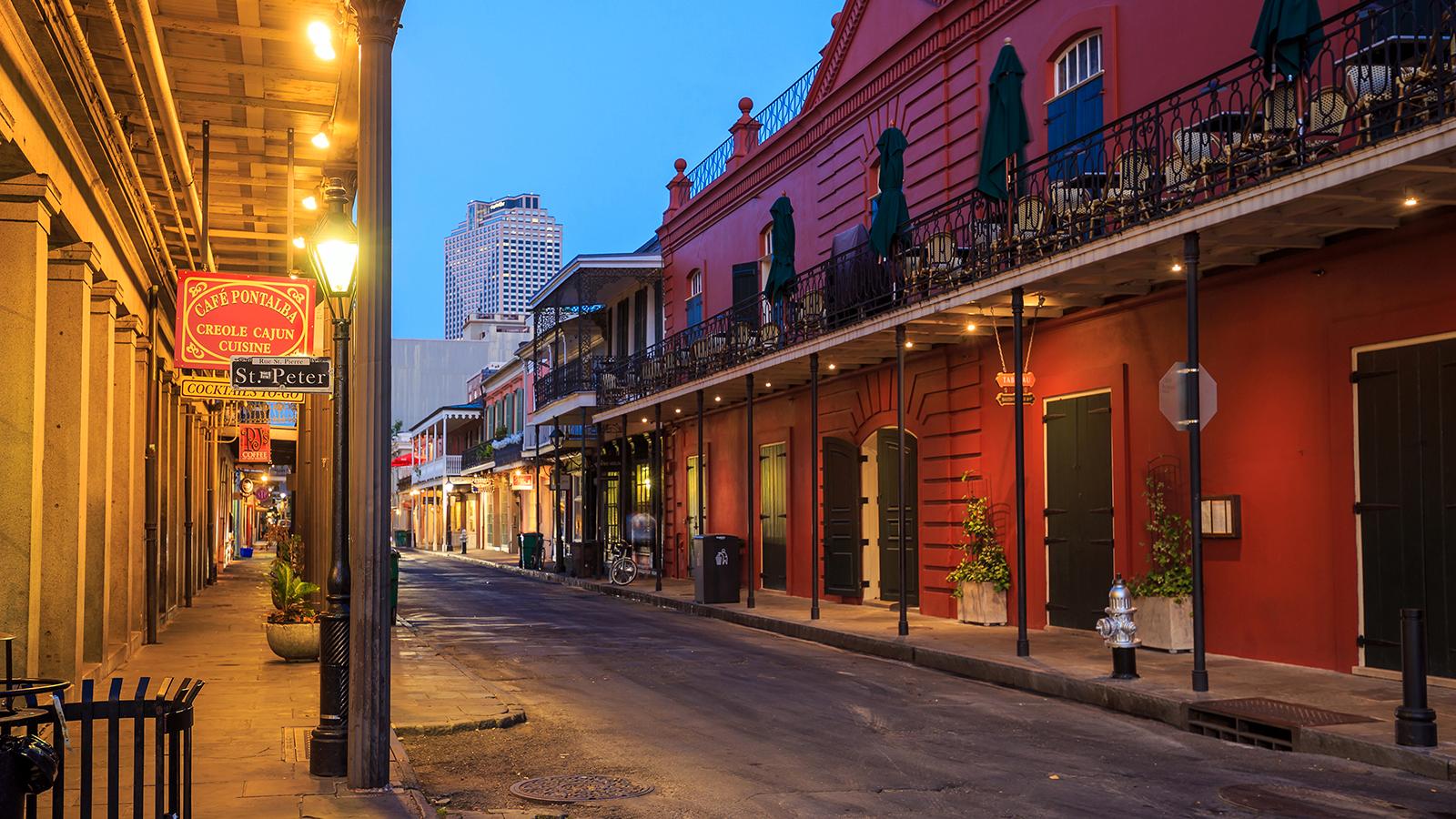 Berömda Bourbon Street i French Quarter, New Orleans.