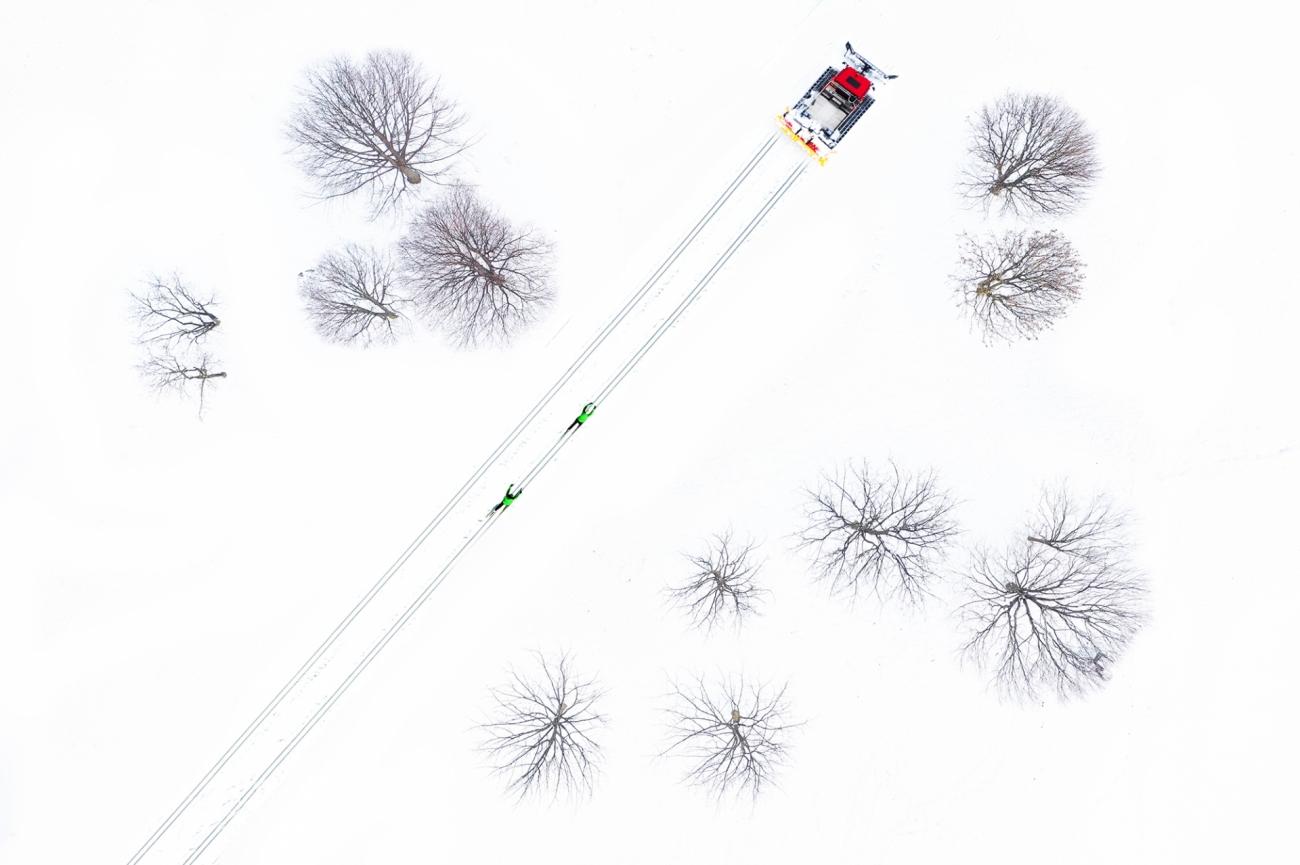 ”Pierluigi Orler tog detta foto i Bernau, nära Schwarzwald. Snökatten anlägger nya skidspår efter ett snöfall, två längdskidåkare följer bakom honom. Bilden har överexponerats för att ge denna upplevelse av flyktighet.”
