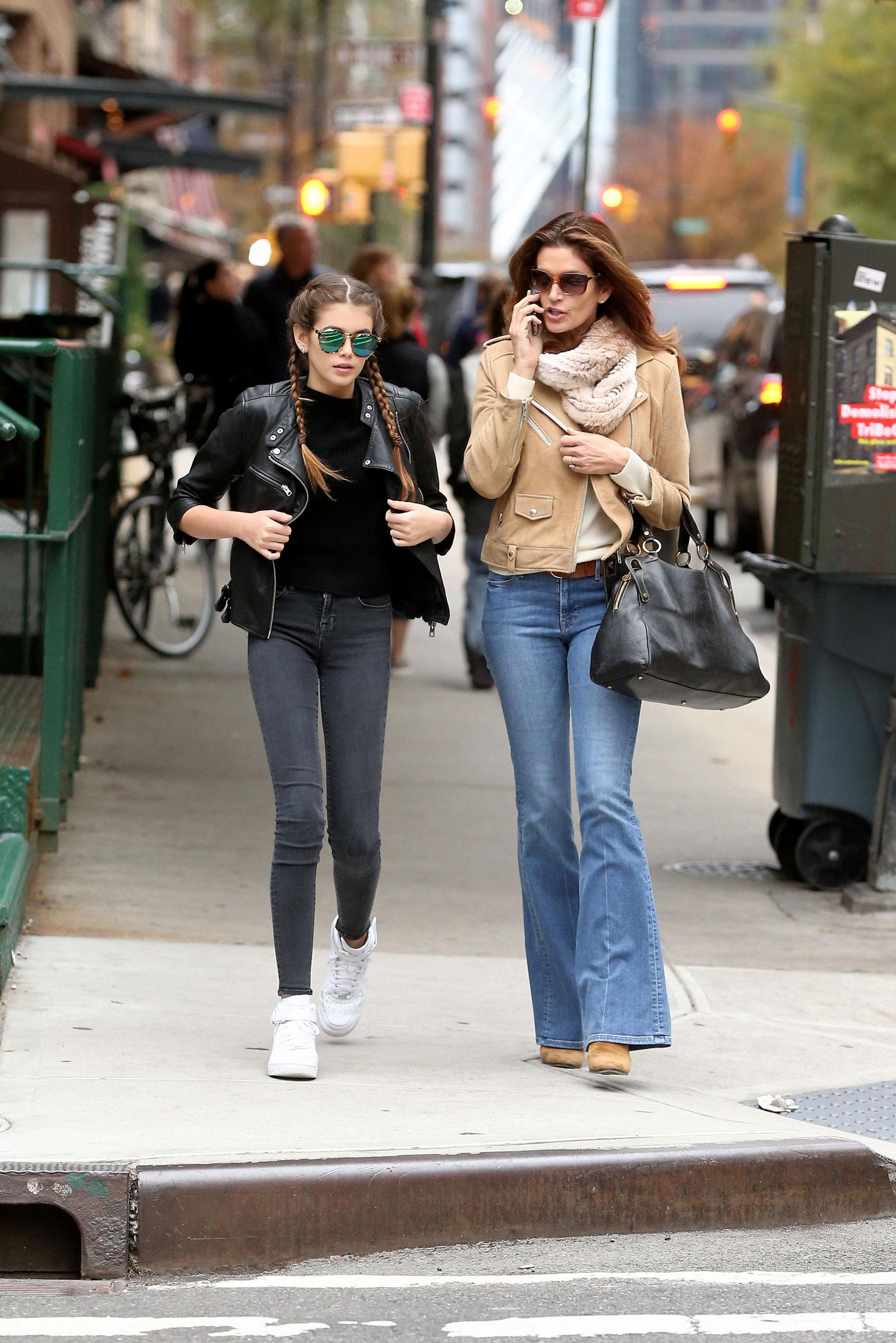 Kaia och mamma Cindy på Manhattan i New York.