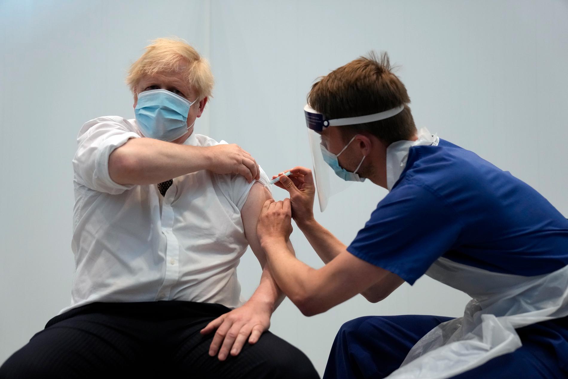Storbritanniens premiärminster Boris Johnson får här sin andra vaccindos, den 3 juni 2021.
