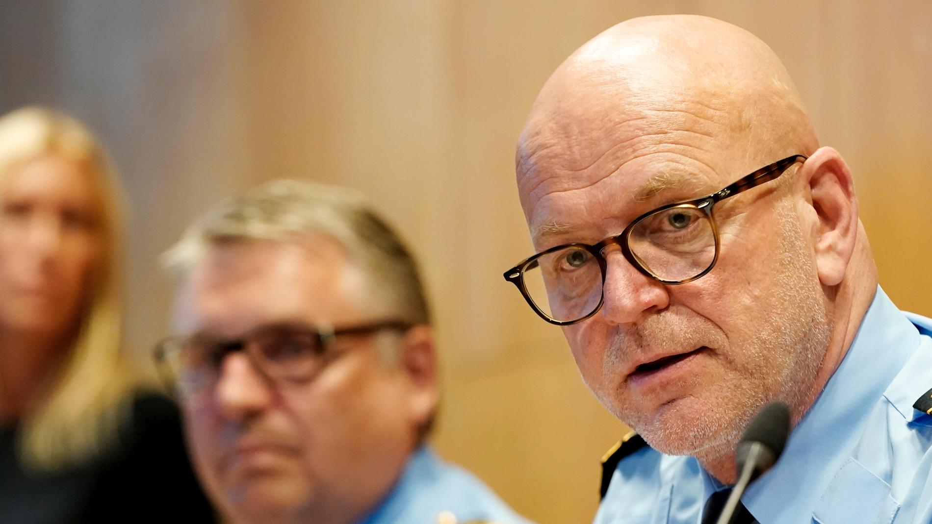 Erik Nord (till höger), polisområdeschef i Storgöteborg, på en presskonferens dagen efter mordet på en polisman i Biskopsgården.
