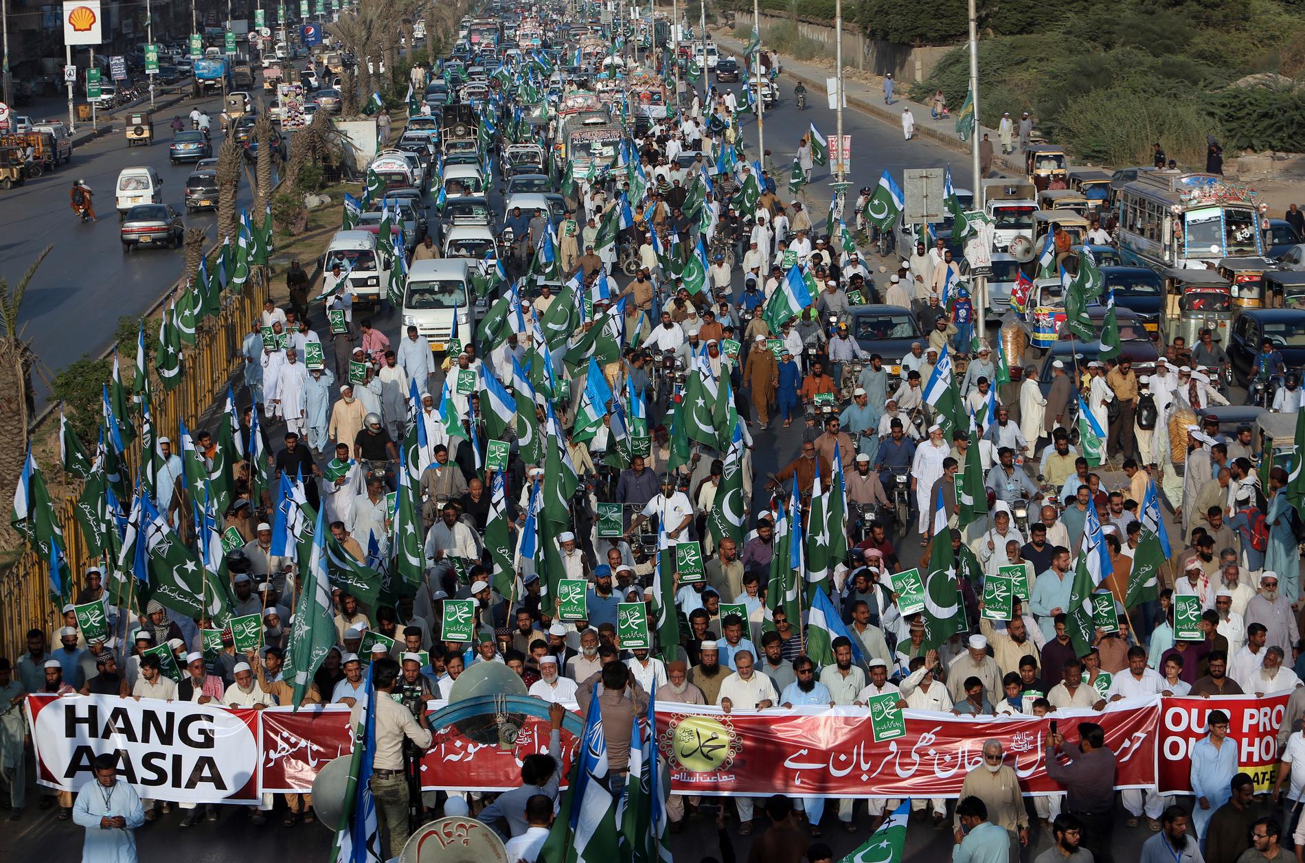 En av många demonstrationer i helgen i Pakistan mot att en dödsdömd kristen kvinna frikänts.