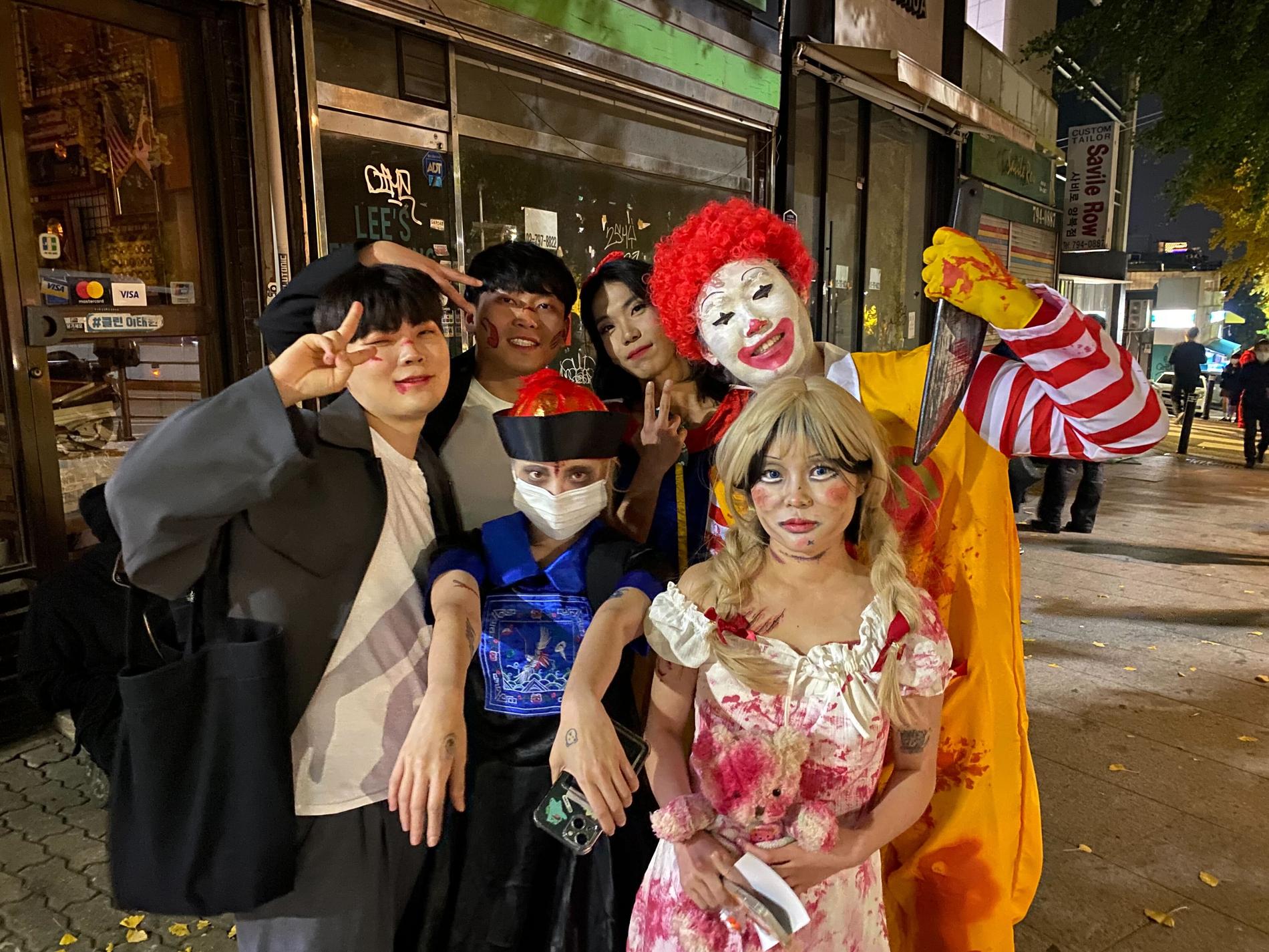 Halloweenfirandet i Seoul är extra stort i år eftersom det är första året efter pandemin så folk kan klä ut sig utan att behöva ha ansiktsmask, berättar lokalinvånare för Aftonbladets reporter på plats.