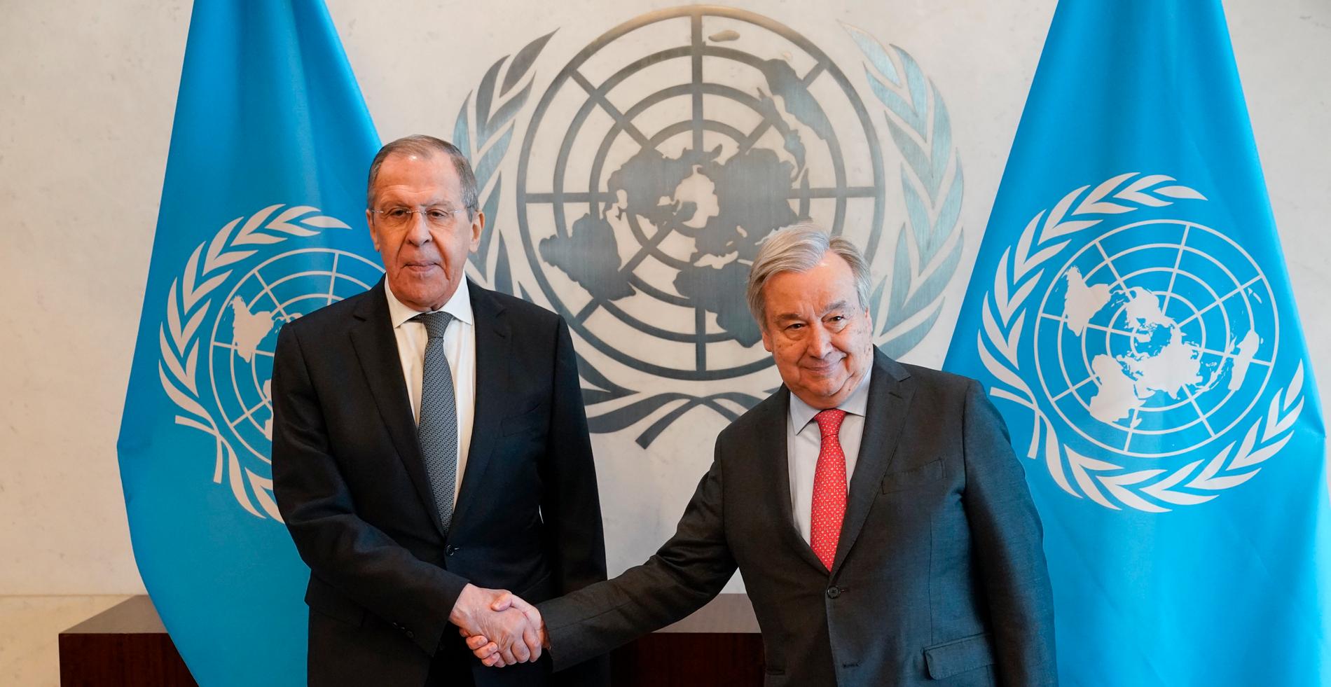 Rysslands utrikesminister Sergej Lavrov skakar hand med en till synes något obekväm Antonio Gueterres, generalsekreterare för FN.
