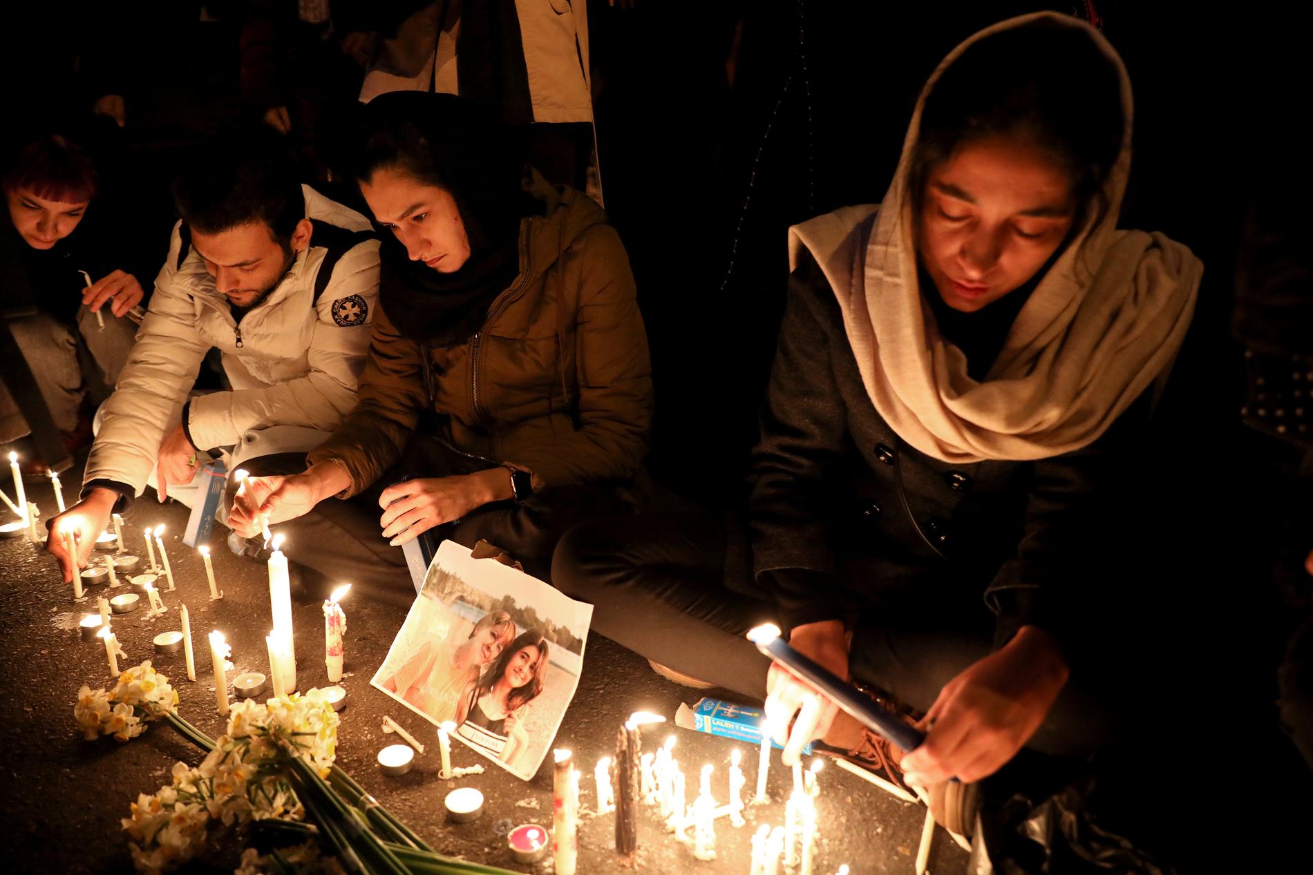 Sörjande i Teheran tänder ljus för att hedra de förolyckade i flygkatastrofen.