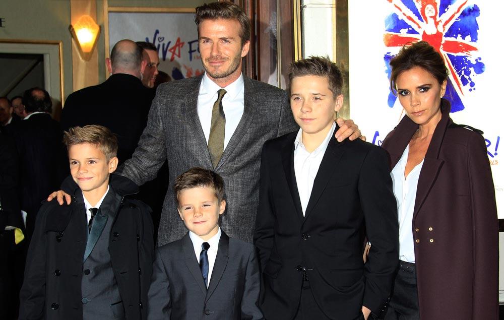 Familjen Beckham samlad inför en ”Spice Girls”-musikal.