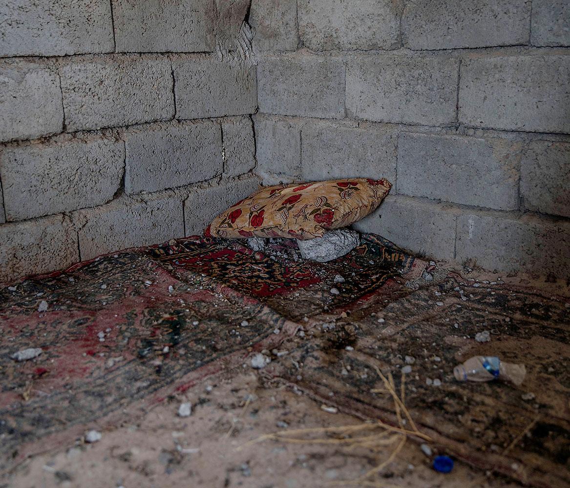 En sovplats i ett av husen som återtagits från IS.