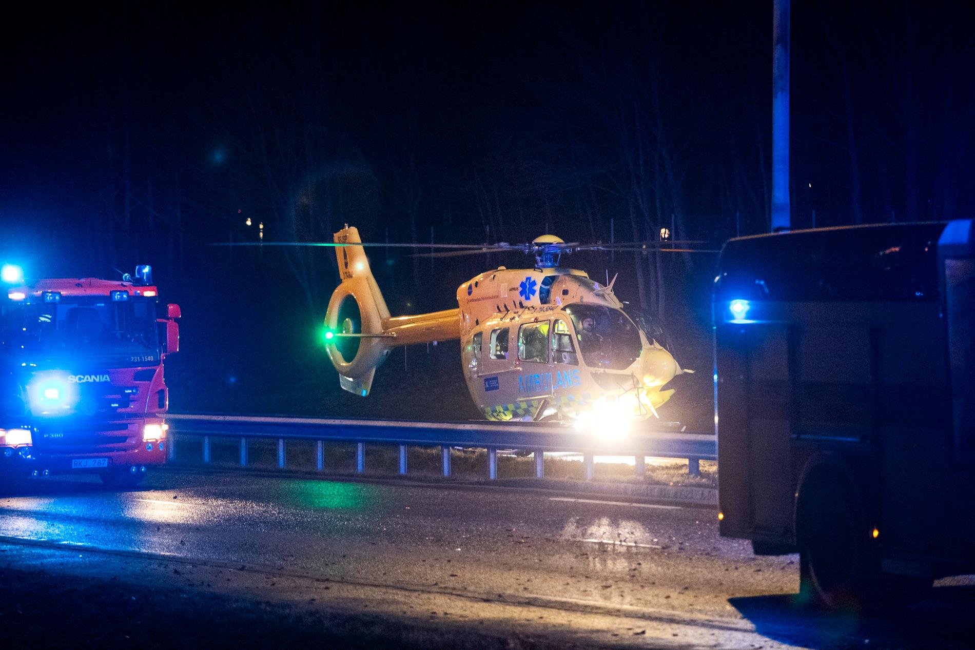 Åtta ambulanser och en ambulanshelikopter var på plats under natten. En man i medelåldern dog i kraschen. 