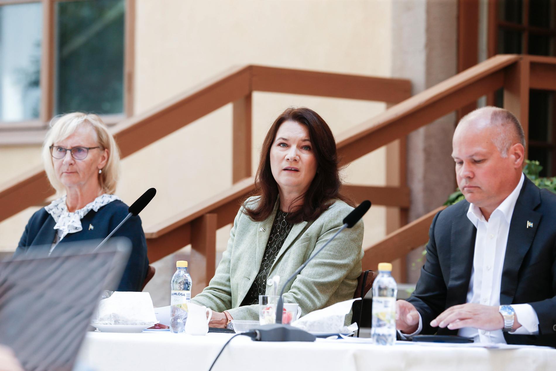 Utrikesminister Ann Linde (S), i mitten, tillsammans med civilminister Lena Micko (S) och justitieminister Morgan Johansson (S) på regeringens sommarfika.