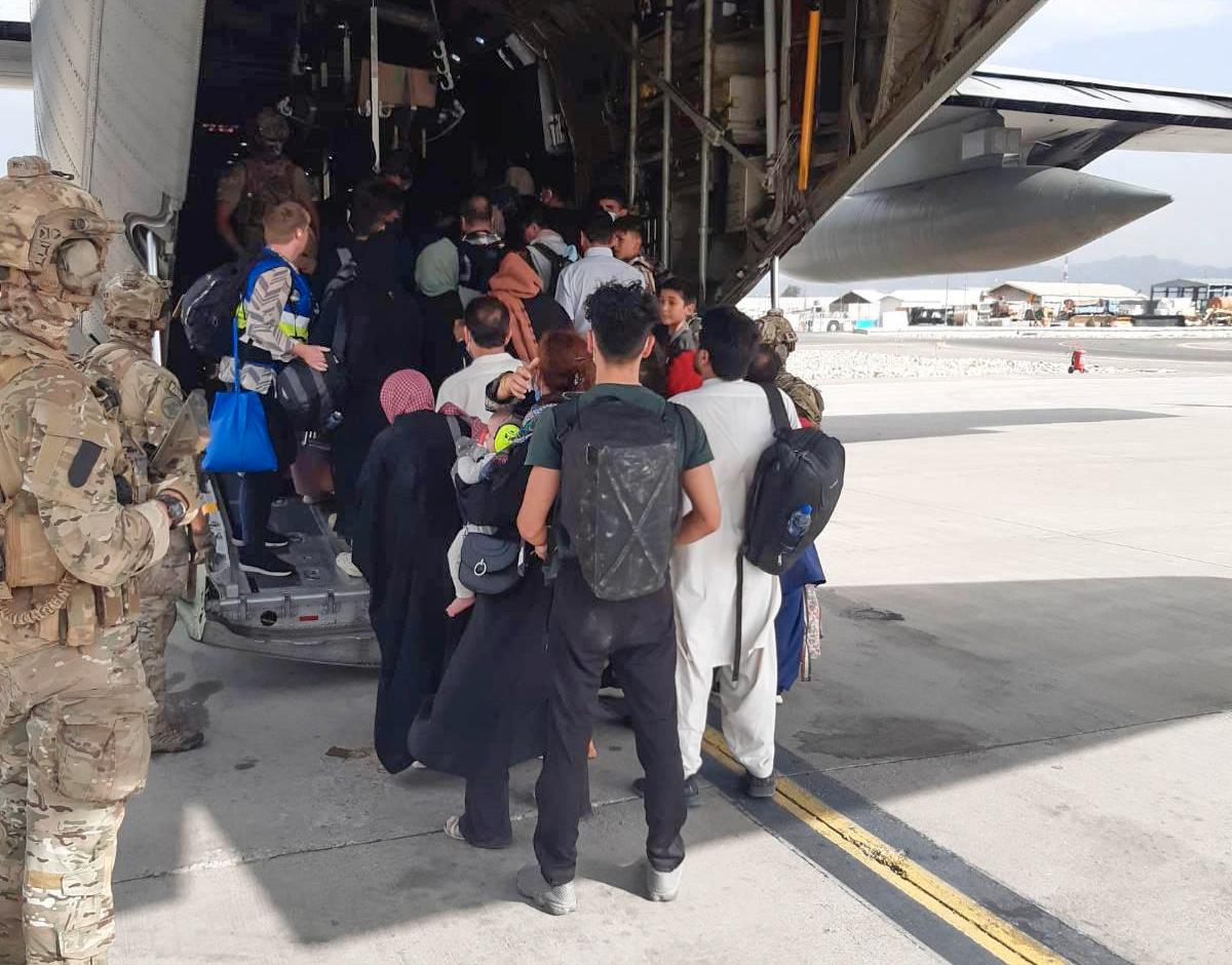 Svenska försvarmaktens Hercules 848 evakuerar människor på Kabuls flygplats. OBS: Arkivbild.