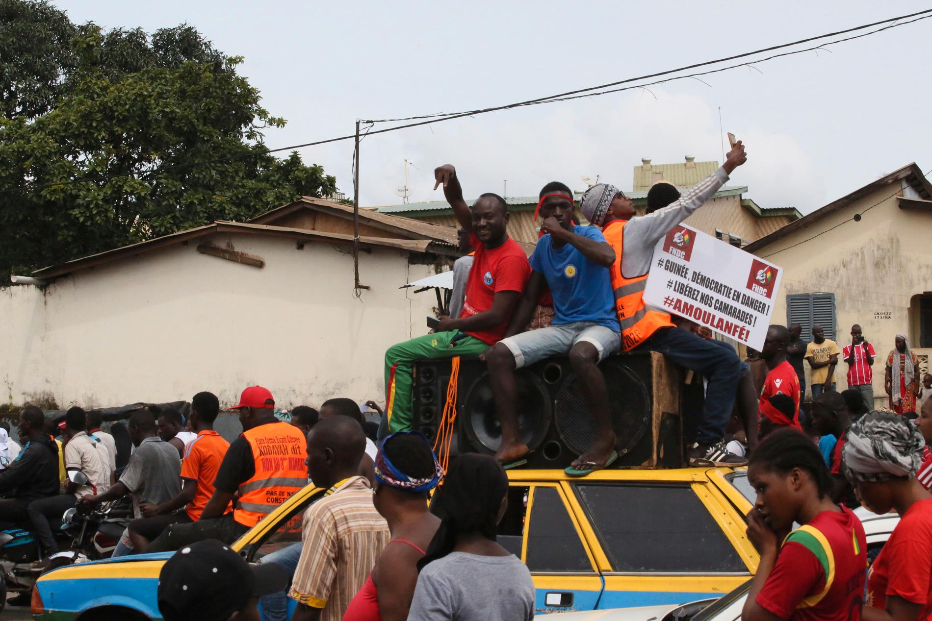 Guinea har skakats av omfattande demonstrationer sedan oktober, då lagförslaget presenterades. Minst 31 personer har dödats i oroligheterna sedan dess.