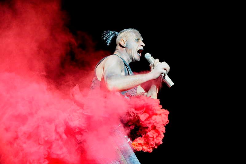 ROSENROT Rammstein gör en show där det känns fullkomligt naturligt att det sprutar rosa rök ur sångarens skrev.