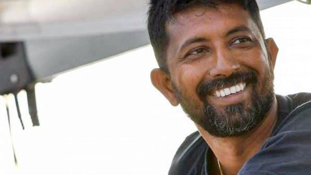 Den indiske ensamseglaren Abhilash Tomy har legat skadad på sin båt, vars mast gått av i det hårda vädret, mitt ute i Indiska oceanen i över ett dygn.