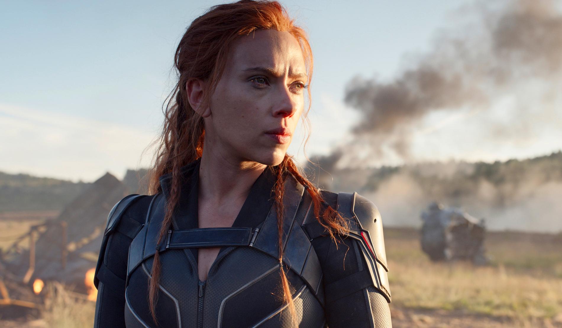Scarlett Johansson, här i en scen från filmen Black Widow, har slutit en överenskommelse med Disney efter att ha stämt filmbolaget för kontraktsbrott.