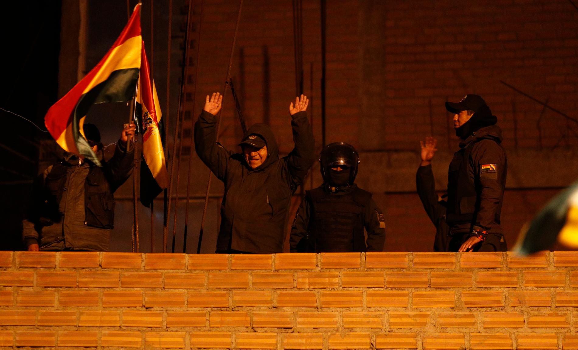 Oppositionella poliser demonstrerar mot regeringen i La Paz i Bolivia under fredagen.
