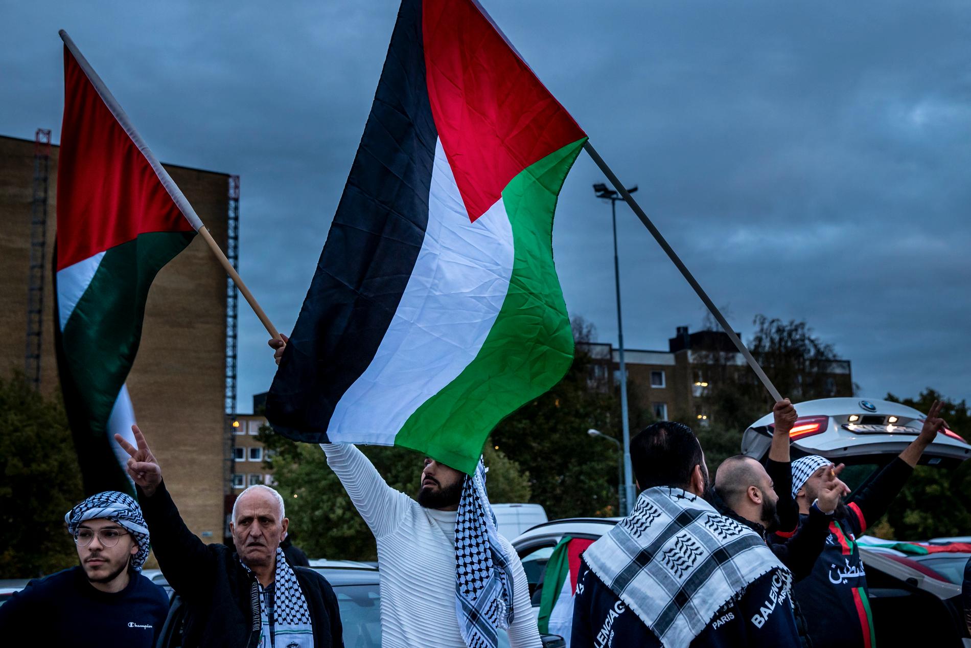 Många palestinier samlades på parkeringen utanför Rosengård centrum på måndagskvällen. Man ville visa sitt stöd för Palestinier i Gaza. 
