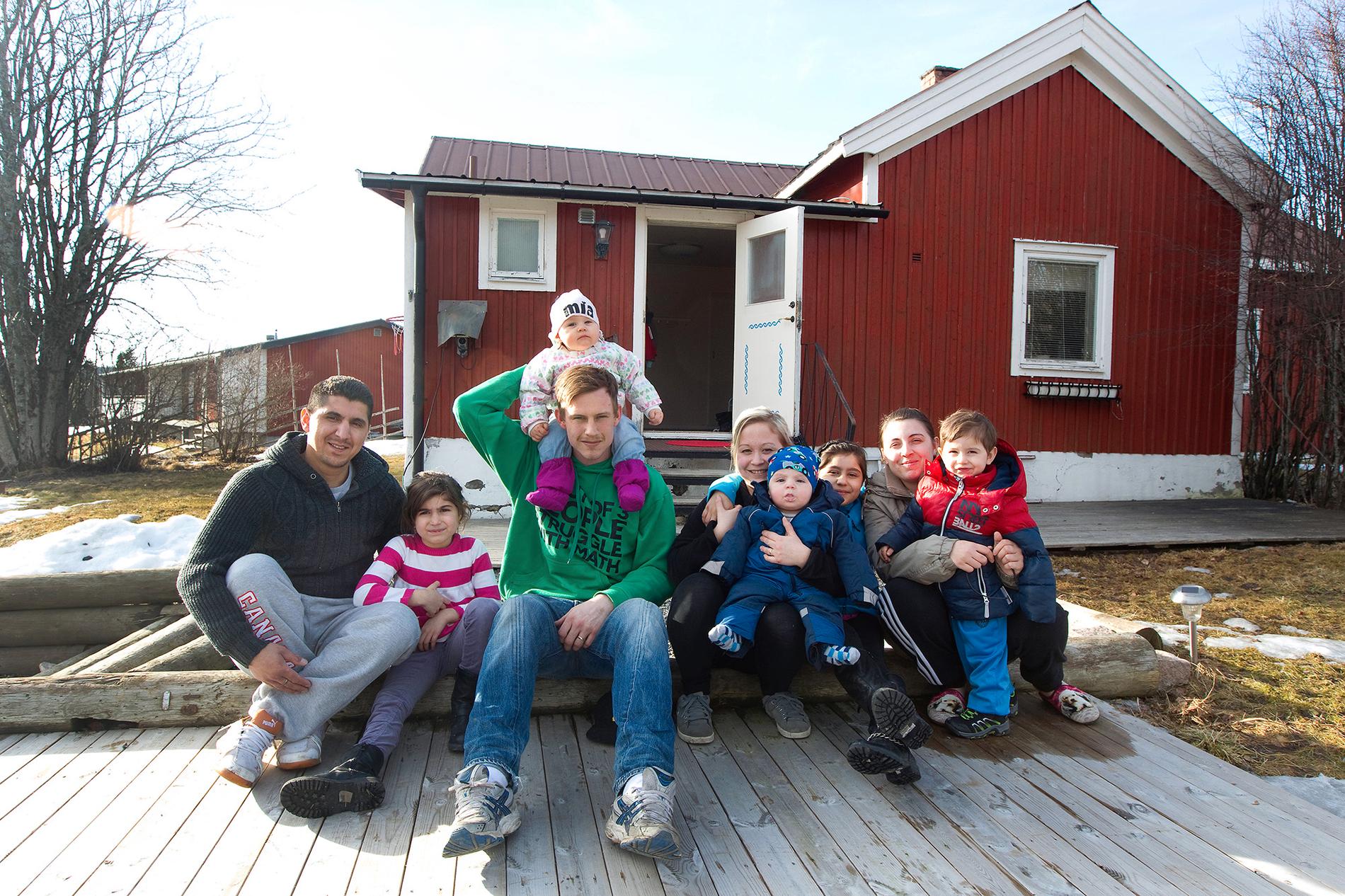 Ellinor och Robin i Kaxås köpte ett hus till fyrabarnsfamiljen Gimo – nu kämpar de för att familjen ska få stanna kvar i Sverige.