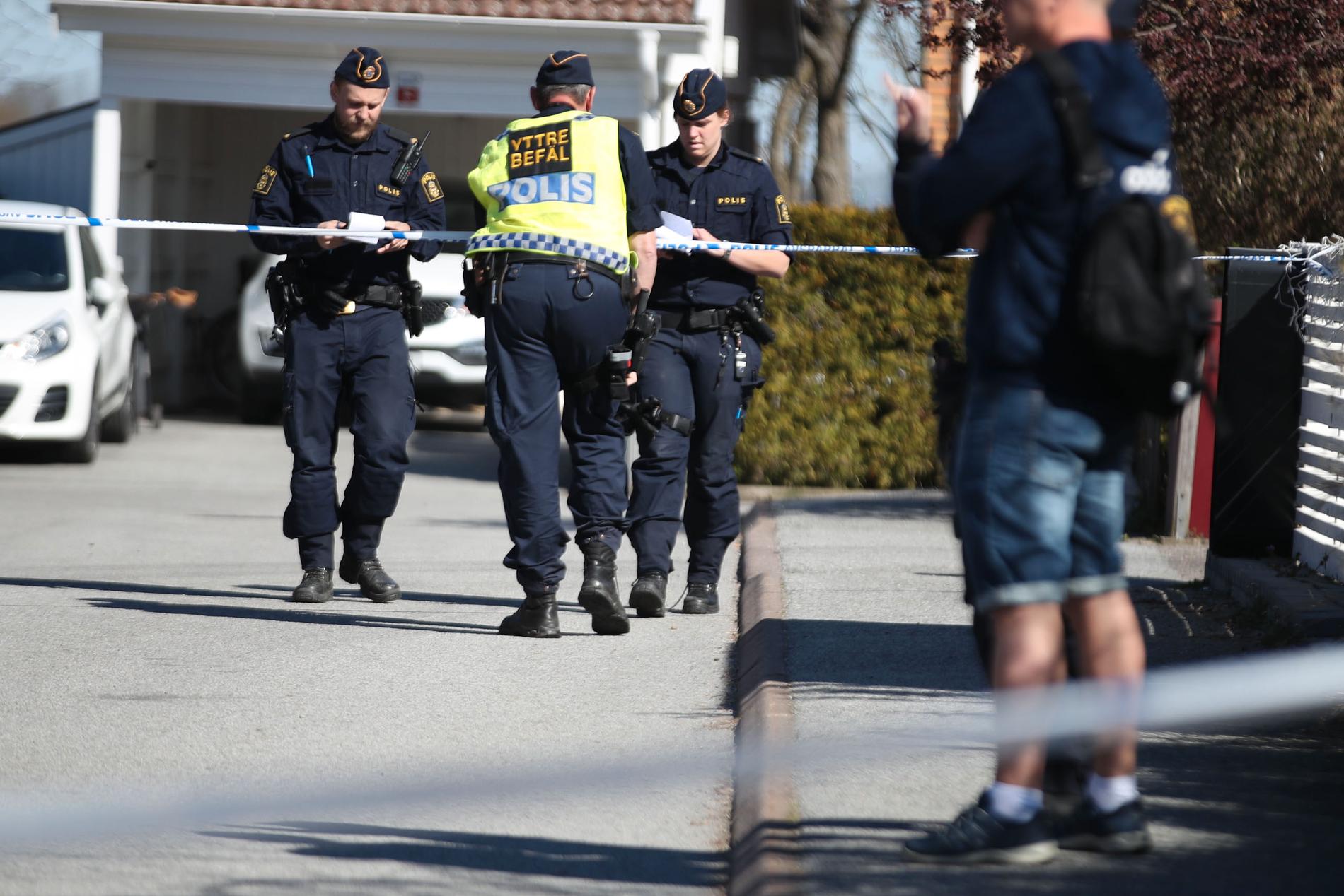 Polisen har spärrat av ett hus i ett villakvarter i Lund. Larmet kom in tidigt i morse och polisen utreder det som ett grovt rån.
