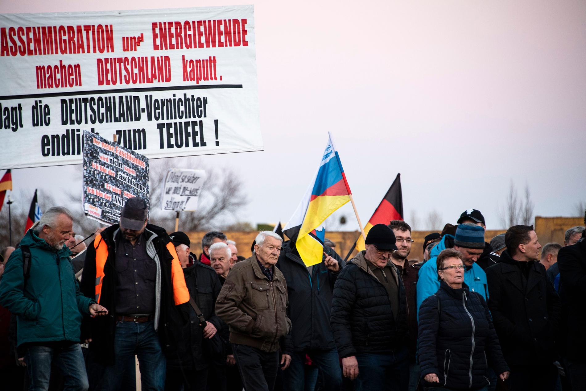 Pegidaanhängare demonstrerar i Dresden.
