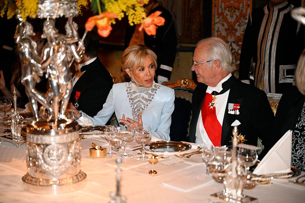Presidentfru Brigitte Macron och kungen vid galamiddagen under det franska statsbesöket. 